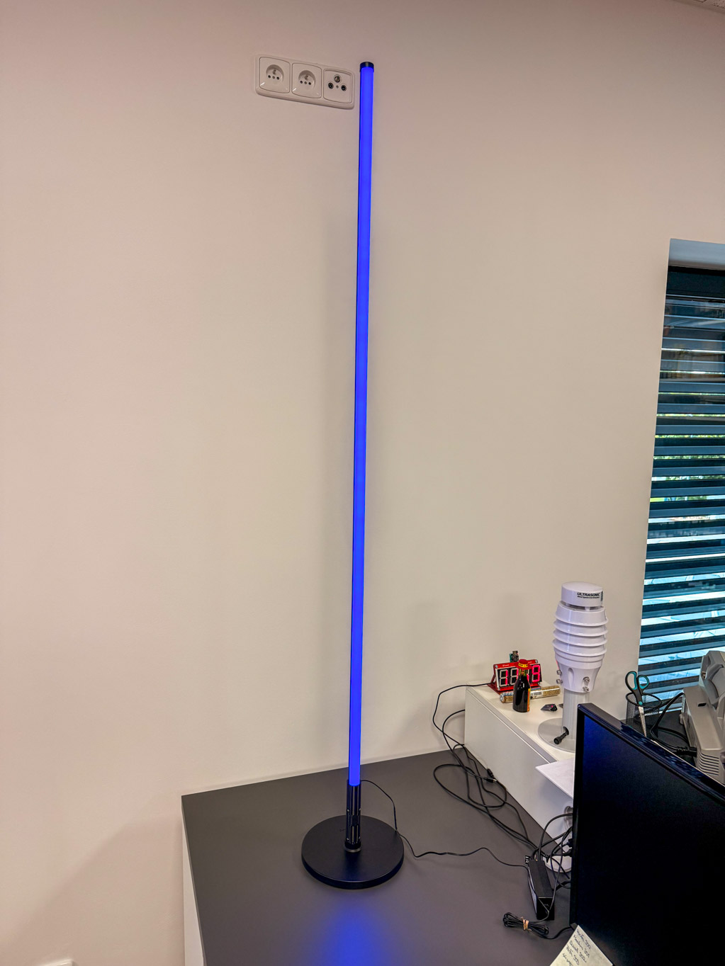 LaskaKit-stavba-wled-rgbic-lampy-z-philips-podlahove-lampy--action--s-laskakit-espwled-done
